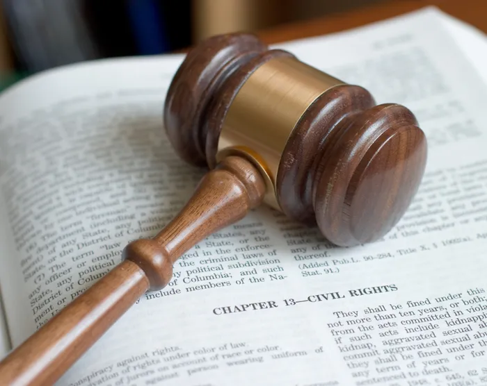 Traduction juridique — marteau de juge sur un livre de droit